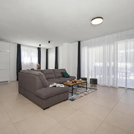 With Private Pool And Jacuzzi فيلة