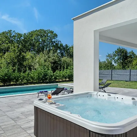 With Private Pool And Jacuzzi فيلة *