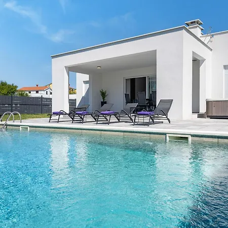 With Private Pool And Jacuzzi * لابين