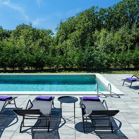 With Private Pool And Jacuzzi فيلة