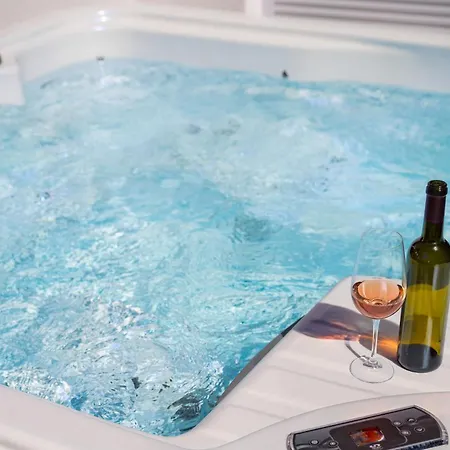 With Private Pool And Jacuzzi لابين