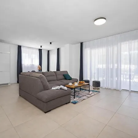 With Private Pool And Jacuzzi * لابين