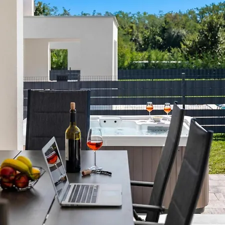 With Private Pool And Jacuzzi لابين