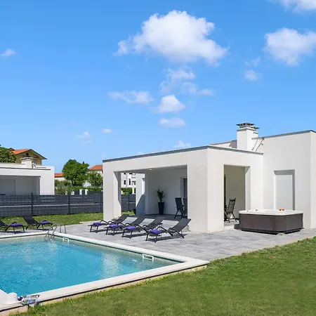 With Private Pool And Jacuzzi لابين