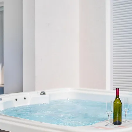 With Private Pool And Jacuzzi فيلة