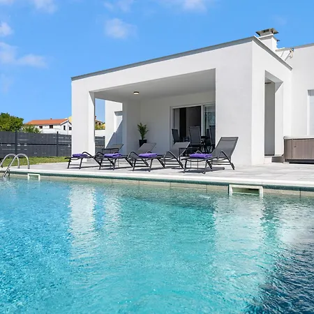 Villa With Private Pool And Jacuzzi