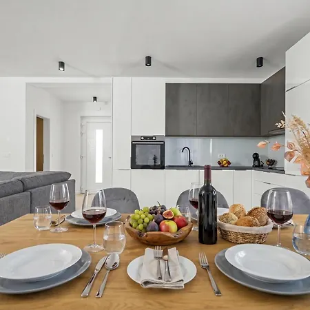 With Private Pool And Jacuzzi * Labin (Istria)