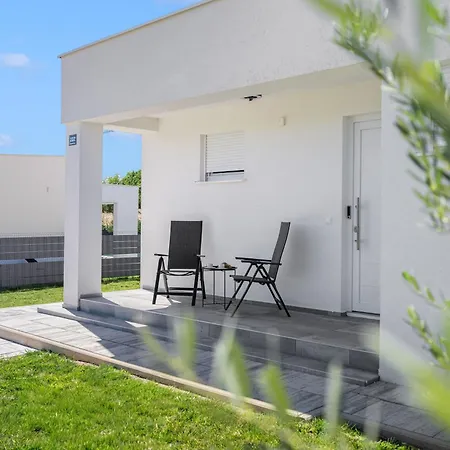 With Private Pool And Jacuzzi فيلة